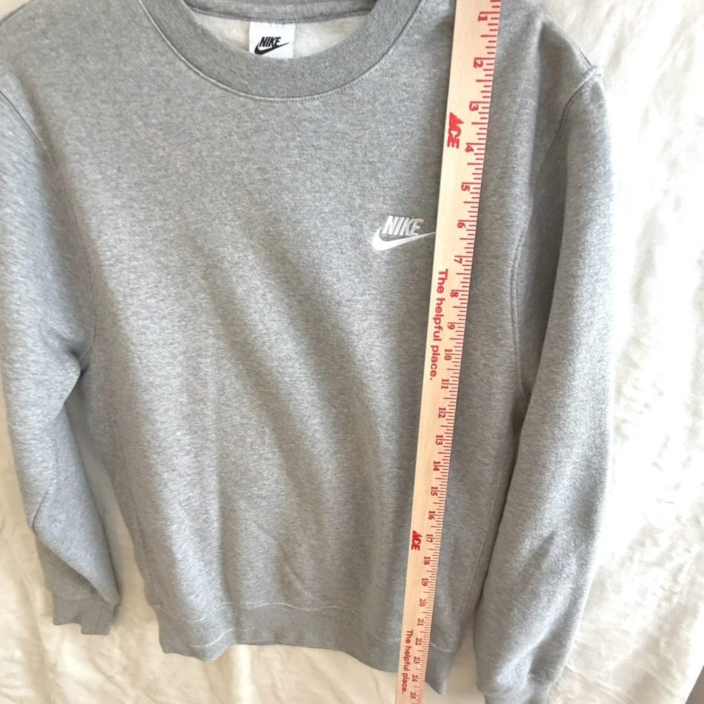 Nike swoosh features look